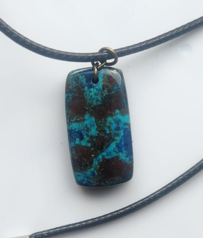 ✨️Pretty hand drilled and carved azurite necklace✨️