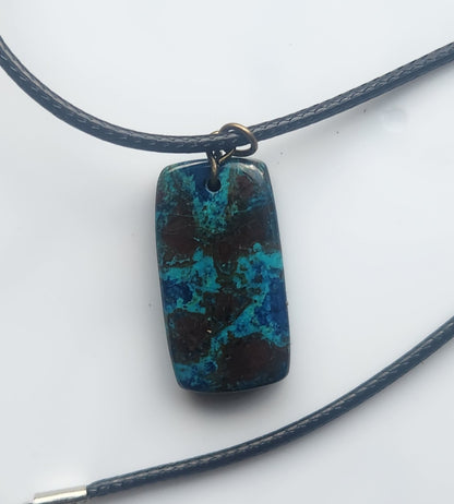 ✨️Pretty hand drilled and carved azurite necklace✨️